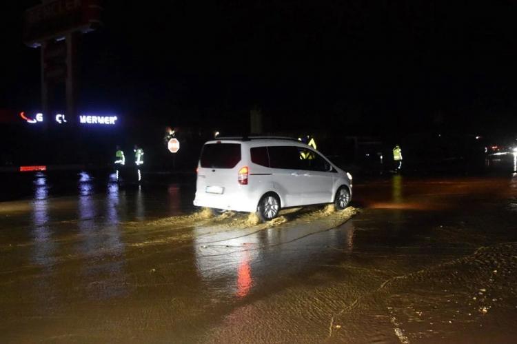<p>15 kilometreye yakın araç kuyruğunun oluştuğu yol, ekiplerin uzun uğraşları sonucu yeniden trafiğe açıldı.</p>
<p> </p>
