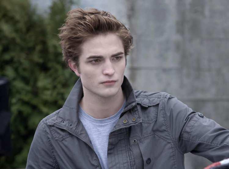 <p><strong>Bu kez hafızalara Edward Cullen adından bir vampir olarak kazınan oyuncu kısa sürede hayran kitlesini ikiye katladı. </strong></p>
