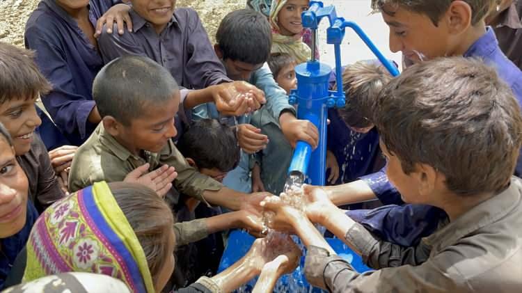 <p>Pakistan'da eğitim alan Türk öğrencilerin kurduğu sivil toplum örgütü (STK) Pakistan Mezun ve Mensupları Derneğinin (PAMDER) Muzaffergarh şehrinde açtığı 60 su kuyusuyla bölge halkı temiz suya kavuştu.</p>
