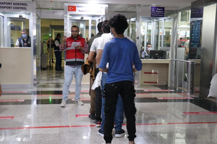 <p>İl Göç İdaresi Müdürlüğü'nce işlemleri devam eden 908 Afganistan uyruklu düzensiz göçmen ise önümüzdeki günlerde düzenlenecek dört ayrı charter seferlerle ülkelerine gönderilecek.</p>
<p> </p>