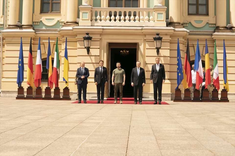 <p>Fransa Cumhurbaşkanı Emmanuel Macron, Romanya Cumhurbaşkanı Klaus Werner Iohannis, Almanya Başbakanı Olaf Scholz ve İtalya Başbakanı Mario Draghi, Ukrayna'nın İrpin şehrine ziyaret gerçekleştirdi.</p>

<p> </p>
