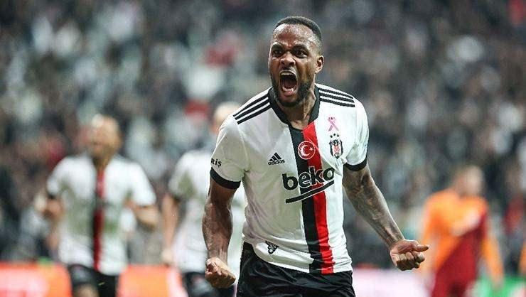 <p>Cyle Larin'e büyük şok!</p>

<p>İngiltere Premier Lig'e yükselen Nottingham Forest, Beşiktaş 'ta geçen sezon beklentilerin altında kalan Cyle Larin'e talip olmuştu.</p>

<p>Fakat Kanadalı yıldız ile yapılan görüşmelerde maddi konularda orta yol bulunamadığı öğrenildi.</p>

<p>27 yaşındaki oyuncunun böylece İngiltere'ye transferi rafa kalkmış oldu.</p>
