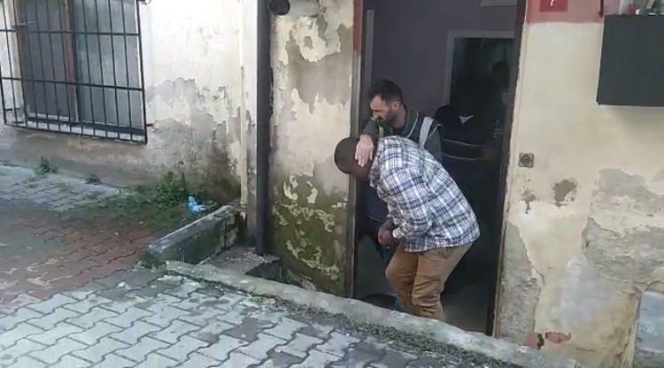 <p><strong>Özel kağıtları solüsyonla dövize çevirdiği an kamerada</strong></p>
<p> </p>
<p>Ayrıca sahte 240 bin Türk lirası bulundu. Evde devam eden aramalarda ise para yapımında kullanılan farklı renklerde sıvı maddeler, 2 adet çelik kasa, 2 adet yazıcı, 4 adet cep telefonu ve dizüstü bilgisayar ile 250 adet 100 dolar yazan hazır para kağıdı, 3 kilogram pudra, üzerinde farklı ibareler bulunan 11 adet kaşe, bidon içerisinde sahte para yapımında kullanıldığı düşünülen kimyasal madde ve 10 kilogram altın renginde kıyılmış metal parçalarına el konuldu. </p>