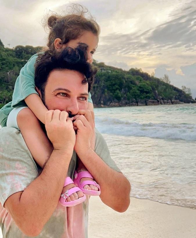 <p><span style="color:#008080"><strong>TARKAN</strong></span></p>

<p><span style="color:#8B4513"><strong>Babalık neymiş daha yeni yeni anlıyor ve öğreniyorum… Arada takılıp düştüğümü, hatalar yaptığımı da biliyorum ama her nefesimde daha iyi bir baba olmak için uğraşıyor ve çabalıyorum.</strong></span></p>

<p><span style="color:#8B4513"><strong>Yaşadığım sürece seni koşulsuzca hep çok seveceğim, koruyacağım ve mutluluğun için elimden geleni yapacağım. Babalıkla hayatın gerçek anlamını öğrettiğin için sana teşekkür ederim.</strong></span></p>

<p> </p>
