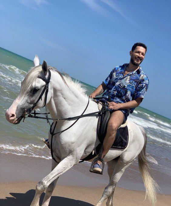 <p><span style="color:#B22222"><strong>URAZ KAYGILAROĞLU'DAN AT POZU!</strong></span></p>

<p><span style="color:#800080"><strong>Uraz Kaygılaroğlu tatilinden bir kareyi sosyal medya hesabından paylaşmayı ihmal etmedi. Deniz kenarında at binen yakışıklı oyuncunun bu fotoğrafı binlerce beğeni ve yorum aldı.&nbsp;</strong></span></p>
