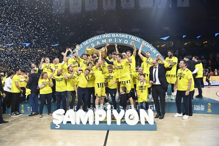 <p>ING Basketbol Süper Ligi play-off final serisi dördüncü maçında Fenerbahçe Beko, A. Efes’i 92-80 mağlup etti. İyi mücadele ettiği maçta deplasmanda 12 sayı farkla yenerek, final serisinde durumu 3-1’e getiren sarı-lacivertliler 4 yıl sonra Süper Lig’de şampiyonluğa uzandı.</p>
