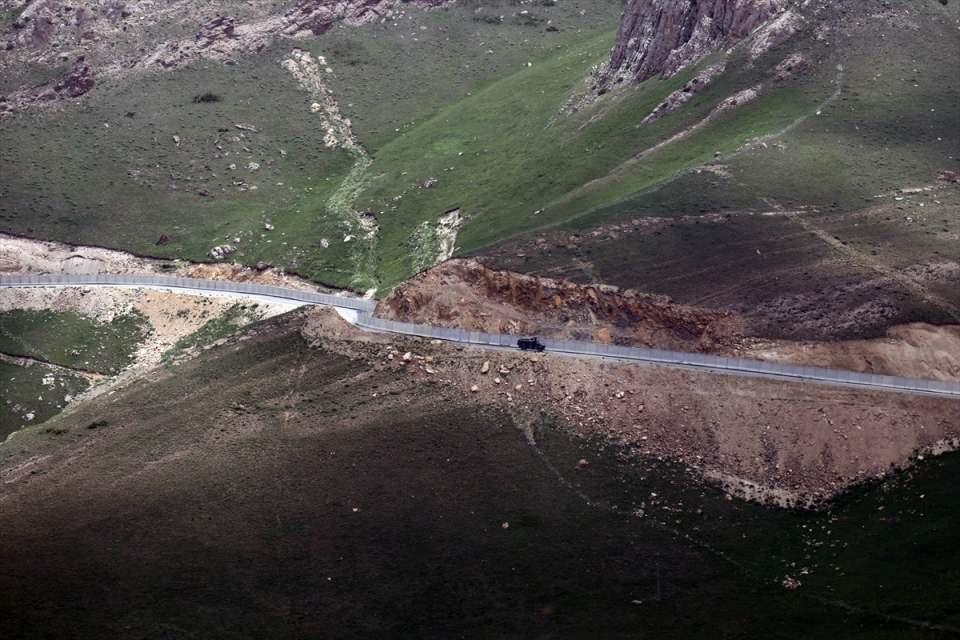 <p>Bölgedeki güvenlik güçlerinin zırhlı araçlarla sürekli devriye görevi yaptığını dile getiren Varol, "Bu zırhlı araçlarımızda özel donanımlar var. Üzerinde duvarın üstüne kadar uzatabilecekleri ve arka tarafı görebilecekleri kamera sistemleri mevcut. </p>
<p> </p>