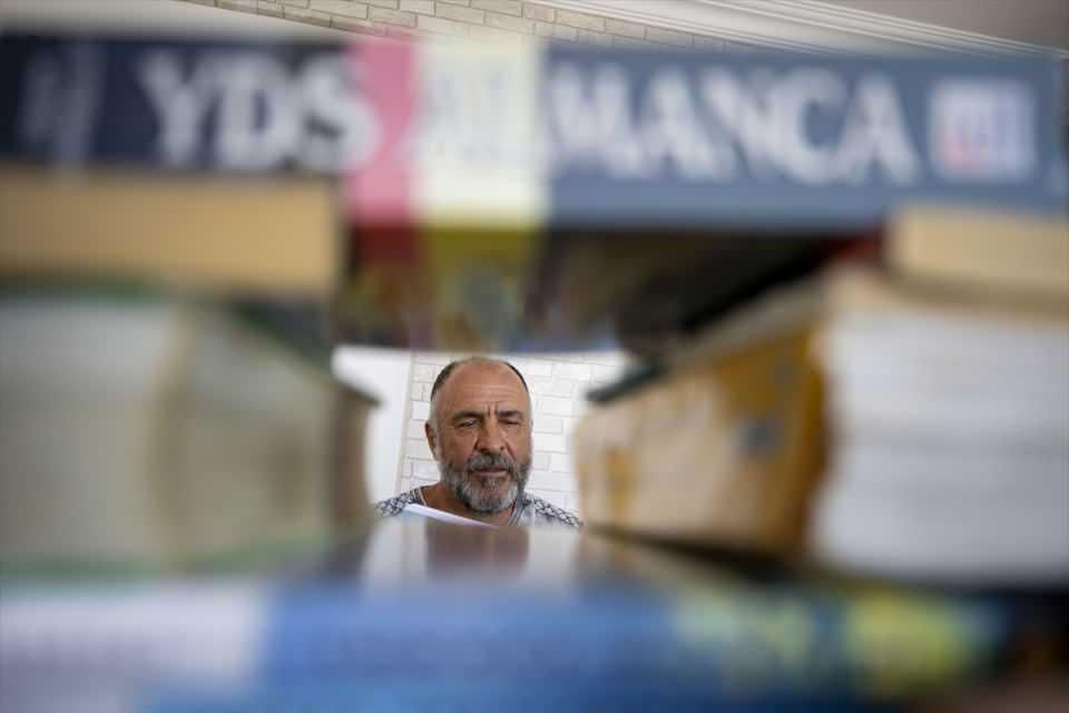 <p>Sınıfta yaşı en büyük kişinin kendisi olduğunu ancak bu durumun diğer öğrenciler tarafından hiç yadırganmadığını dile getiren Zeybek, şunları söyledi:</p>
<p>"Sınıfın ağabeyi oldum. Açıkçası önceleri bana 'moruk' diye hitap ederler mi ki diye korkuyordum. Hiç öyle olmadı, hepsi 'ağabey' dedi. Sınıftaki öğrencilerin yüzde 99'u torunum yaşında. </p>