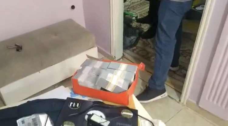 <p>Ankara’da aylar önce bir mekanda Afrika uyruklu bir arkadaşıyla oturan iş adamı F.K.’nin masasına arkadaşının arkadaşı olan Kamerun uyruklu Pierre Roland Herve N. geldi. Burada bir süre sohbet ederek vakit geçiren F.K., Herve N.’ye beton santrali malzemeleri satışı yaptığını söyledi. </p>

