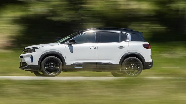 <p><strong>İŞTE TÜRKİYE FİYATI</strong></p>
<p>2 farklı motor ve 3 farklı donanım seçeneği ile satışa sunulacak makyajlı C5 Aircross, lansmana özel 869 bin TL'den başlayan fiyatlarla karşımıza çıkıyor.</p>