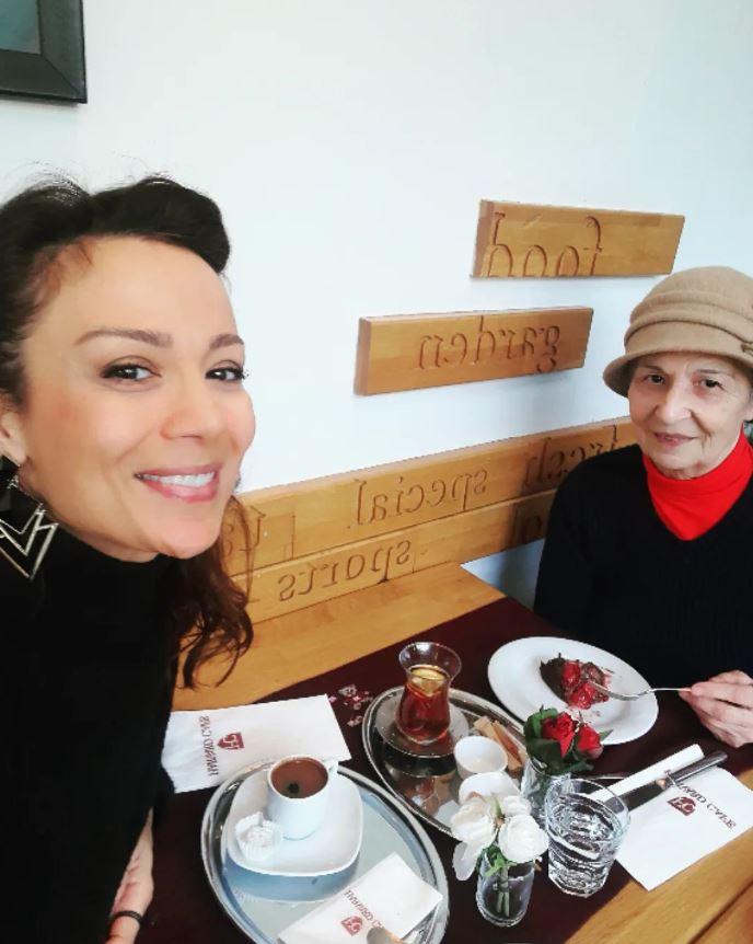 <p><span style="color:#800000"><strong>YONCA TÜRKMAN KİMDİR?</strong></span></p>

<p><span style="color:#000000"><strong>45 yaşındaki Yonca Türkman, İstanbul Teknik Üniversitesi Tekstil Mühendisliği Bölümü mezunudur. Uzun yıllar kurumsal firmalarda tekstil mühendisi olarak çalışan Yonca Türkman, birkaç yıl önce iş hayatına ara vererek tiyatro ve müzik alanlarıyla ilgilenmeye başlamıştır.</strong></span></p>
