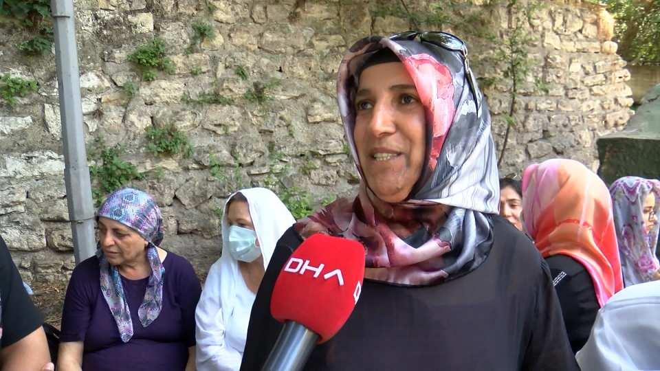 <p>Yakını için dua etmeye gelen Özlem Demirbilek "Ben yeğenim için geldim Kerem'ime. İnşallah gönlüne göre verir Allah'ım. Bütün çocuklarımız içinde öyle.  Benim çocuklarım da okuyor. Hepsi gelecek güzel günler için. Güzel günler, güzel şeyler inşallah onlar için olur. Hayatımız zor biliyorsunuz. İnşallah onları istediği her şey en güzel şekilde olur diye umut" dedi.  </p>

<div> </div>
