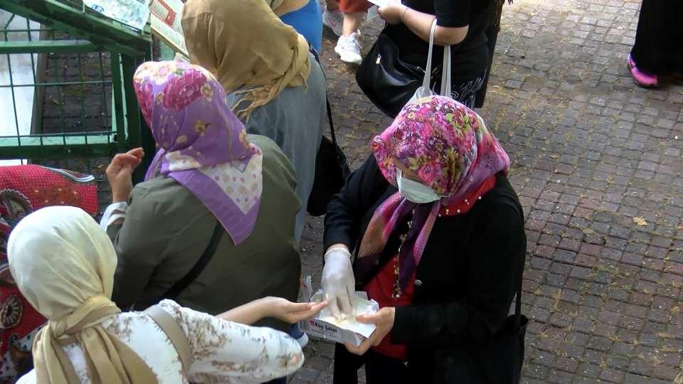 <div>Bakırköy'deki Zuhuratbaba Türbesi, cumartesi ve pazar günleri yapılacak Yükseköğretim Kurumları Sınavı öncesi ziyaretçi akınına uğradı. Türbeye gelen öğrenciler ve aileleri dualar ederken, getirdikleri şeker ve tespihleri çevredekilere dağıttı. </div>

<div> </div>
