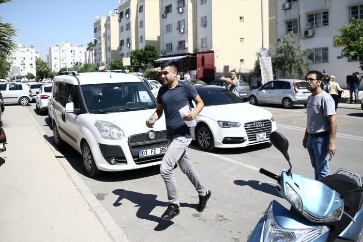 <p>Adana'da Merkez Yüreğir ilçesi Atakent Mahallesi'nde aynı bölgede bulunan 5 okulda sınava girecek öğrenci ve velilerin, isimleri karıştırması nedeniyle bir çok aday sınava geç kaldı.</p>