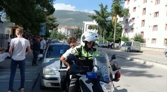 <p>Öte yandan Amasya’da, Yükseköğretim Kurumları Sınavı (YKS) için sınav merkezine gelen Efe Zile, kimliğini evde unuttuğunu fark etti.</p>