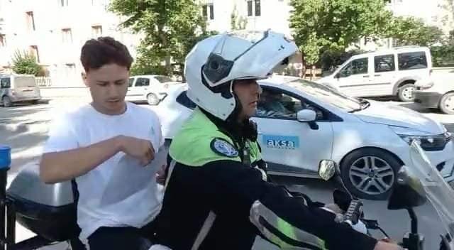 <p> Motorize trafik polisiyle nüfus müdürlüğüne giden Zile, aldığı geçici kimlik belgesiyle sınava girdi.</p>
