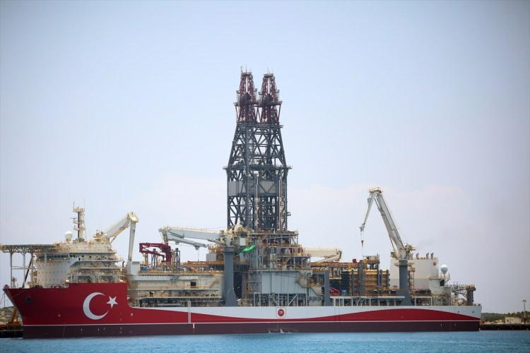 <p><strong>Abdülhamid Han gemisinin özellikleri</strong></p>

<p>Türkiye'nin hidrokarbon arama çalışmalarına katılacak dördüncü sondaj gemisi hem teknik donanımı hem de fiziki özellikleriyle "Mavi Vatan"daki filonun "en güçlüsü" olarak görev yapacak.</p>

<p> </p>
