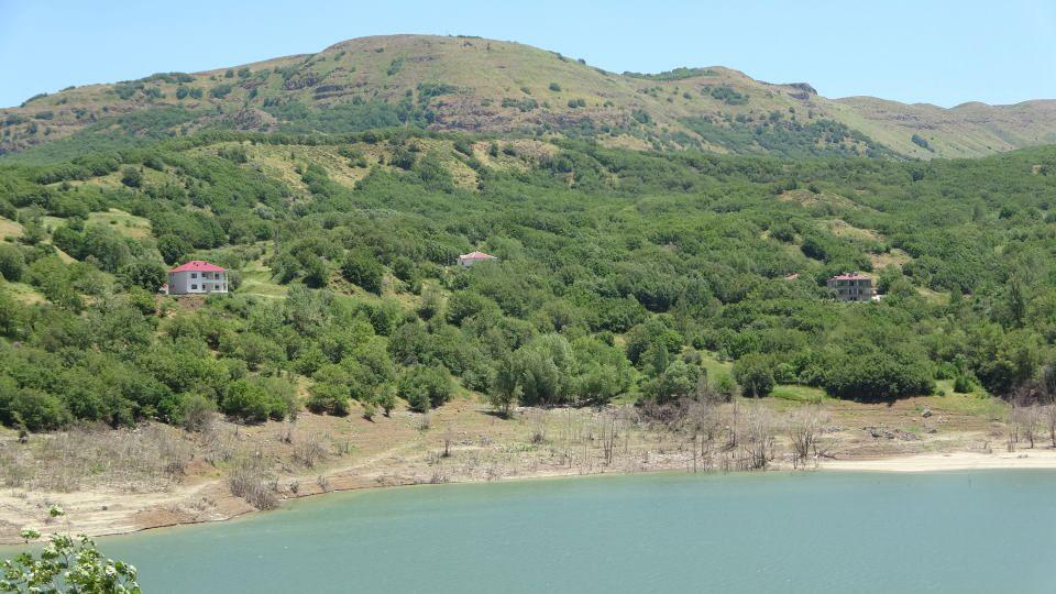 <p>Zorlu coğrafyada çalışma yürüten VEDAŞ, 400 metrelik enerji nakil hattını insan gücünün yetmediği bölgelerde dron sayesinde gideriyor.</p>
