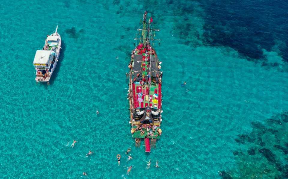 <p>Dikili koylarının son yıllarda tanınmaya başlandığını vurgulayan Güdem, şunları kaydetti:</p>
<p>"Korsan gemilerine benzediği için çok dikkati çekiyor. Özellikle her aile fotoğraf çektirmeden Dikili Limanı'ndan geçmiyor. </p>