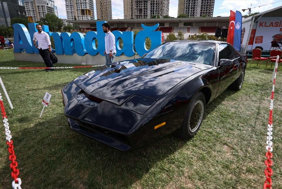 <p>Türkiye'nin farklı illeri ve KKTC'den 400'den fazla otomobilin katıldığı Türkiye Klasik Otomobil Festivali Ankara'da başladı.</p>