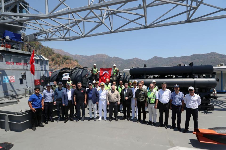 <p>Tamamen kendi mühendislerimizin, teknisyenlerimizin dizayn ettiği, uyguladığı ve ürettiği bir sistemden bahsediyoruz. Bu kabiliyetler bizi savunma sanayi alanında bir üst noktaya taşıyacak. Türkiye’nin ürettiği ürünler dünyanın her tarafında konuşuluyor. İşte bu altyapı sayesinde inşallah bundan sonra denizaltıların kullanacağı mühimmatları da dünya konuşmaya başlayacak. Bunları Türkiye, kendi yerli ve milli olarak geliştirip üretebilecek." </p>