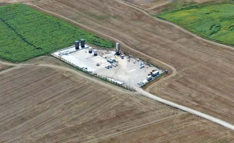 <p>Ayrıca geçen Nisan ayında TPAO'ya, Adana’da 15 bin 398 hektar yüz ölçümüne sahip saha için 5 yıl süreyle petrol arama ruhsatı verildi.</p>
