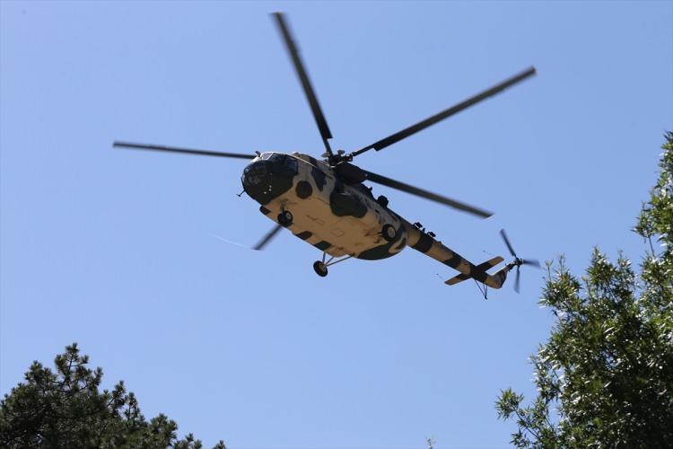 <p>Köpeklerin, hava araçlarıyla intikalde öz güvenli hale gelebilmeleri için helikopterle de eğitim verildiğini anlatan Uğurateş, şunları kaydetti:</p>
<p>"Köpeklerimize, birliğimiz içindeki eğitim alanlarında kazandığı yetenekleri farklı ortamlarda da gösterebilmesi ve eğitimlerini pekiştirmeleri amacıyla farklı arazi ve iklim şartlarında görev yaptırılmaktadır.</p>