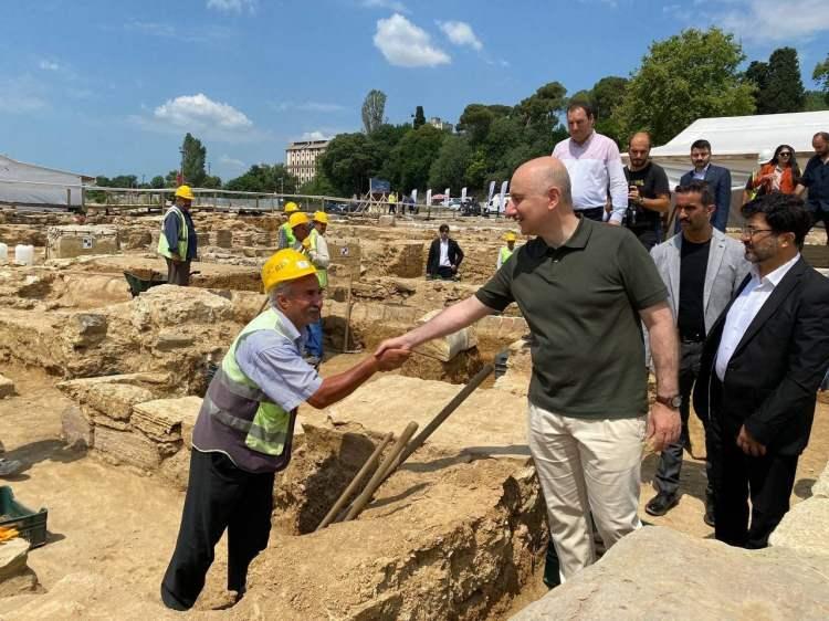 <p>Özellikle binlerce yıl öncesine uzanan medeniyetlerden miras kalan tarihi varlıkları ile kültür turizmi açısından dünyanın en önemli ve en zengin şehirlerinden bir tanesi. Dünya Turizm Örgütü tarafından açıklanan dünya turizm verilerine baktığımızda da İstanbul'u dünyada en çok ziyaret edilen ilk 10 şehirden biri olarak görüyoruz" dedi.</p>