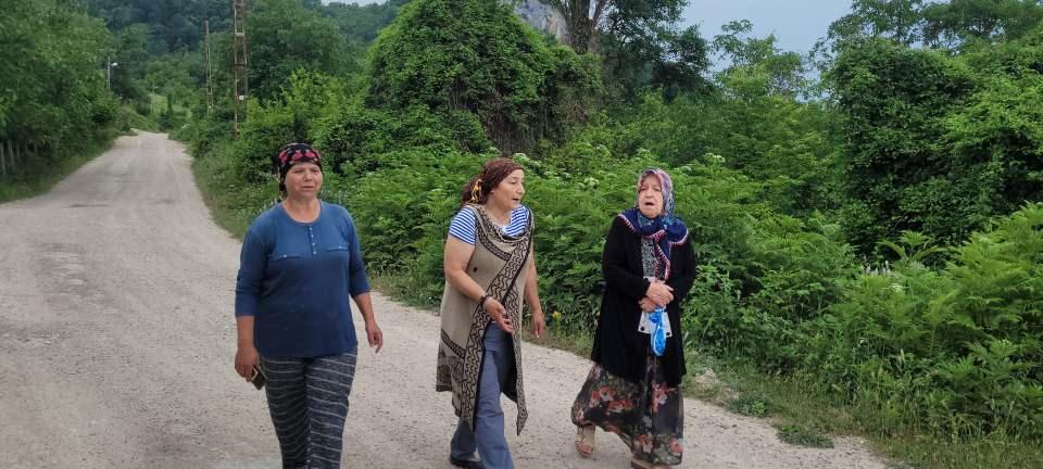 <p>Gece sokakta zaten hiç dolaşamıyoruz. Eltim var, korkusundan bahçesine inemiyor. Çünkü bahçesini talan etti, marullarını dağıttı. Artık ayılar evlerimizin önüne kadar inmiş durumda. Yengem ile mahallede oturuyoruz, yengemin yanına kadar ayı geldi. Artık can güvenliğimiz yok, ne yapacağımızı bilmiyoruz” dedi.</p>

