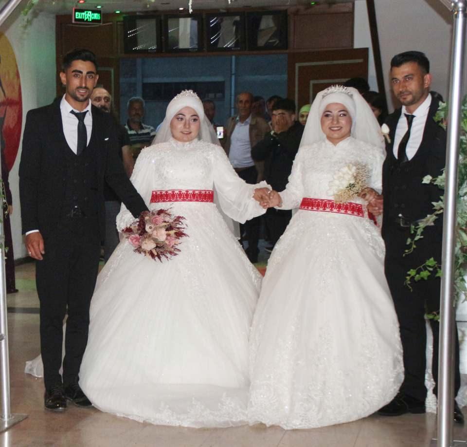 <p>Artvin’in Hopa ilçesinde, tek yumurta ikizleri Elif ve Elvan Muti (29), ortak yaptıkları düğünle kuzenler ile evlendi. </p>