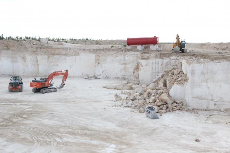 <p>Biz de bu mesleğin tıpkı Anadolu ve Karaman gibi ne kadar kadim olduğunu göstermek, aynı zamanda kültürümüze sahip çıkmak adına işletmemizi keçi kılı otağdan yönetiyoruz. Şehrimizin tarihteki ismi ‘Larende’ olduğundan çıkarttığımız travertene de bu ismi koymuştuk. </p>