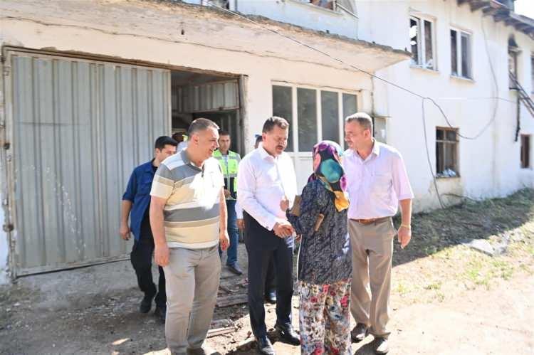 <p>Başkan Yılmaz, vatandaşların her zaman maddi manevi yanlarında olduklarını söyledi. Balıkesir Büyükşehir Belediyesi, bu yıl yangın sonucu kullanılmaz hale gelen üçüncü evin inşaatını yapmış olacak.</p>

<p> </p>

<p> </p>
