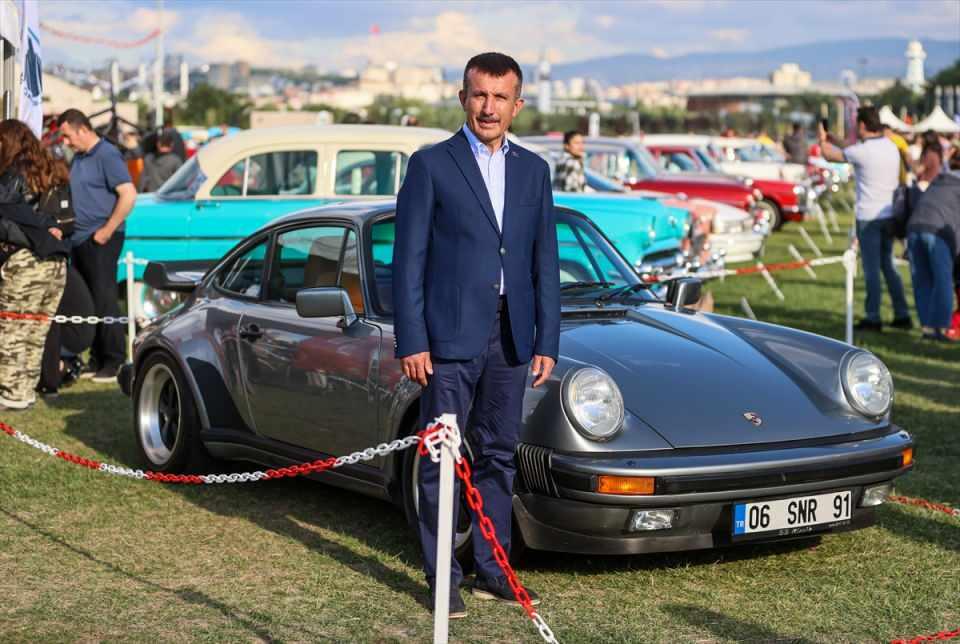 <p>Festivalin açılış töreninde bir konuşma yapan Altındağ Belediye Başkanı Asım Balcı, tarihi değeri olan her şeye büyük özen gösterdiklerini belirterek, nostaljik otomobillerin yer aldığı festivali Altındağ'da düzenlemekten mutluluk duyduklarını söyledi.</p>
<p> </p>