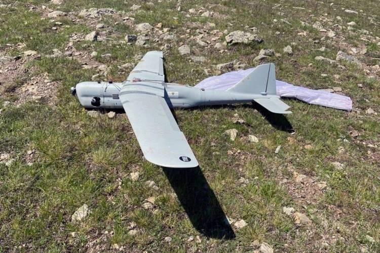 <p>Gümüşhane'nin Kürtün ilçesinde arazide mantar toplamaya giden vatandaşlar, bir hava aracı buldu. Yapılan incelemede aracın Rus yapımı Orlan-10 insansız hava aracı olduğu belirlendi.</p>
