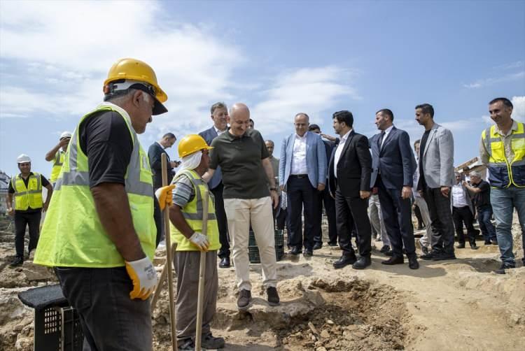 <p>Bugüne kadar yapılan kazılarda, M.S 4. yüzyıla kadar uzanan, Helenistik, Roma, Bizans ve Osmanlı dönemlerine ait yaygın mimari kalıntılar ile MÖ 5., MS 7. yüzyıllar arasındaki dönemlere ait yaklaşık 12 bin adet sikke, cam ve seramik gibi eserler ortaya çıkarıldı.</p>
