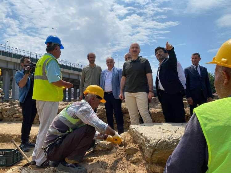 <p>Haydarpaşa Garı’nın sadece İstanbul'un tarihi açısından değil, tüm Türkiye’nin tarihi açısından değeri bulunuyor. İstanbul'un simgelerinden olan Gar, adeta toplumsal belleğimizin ve şanlı tarihimizin ortak simgelerinden biridir. Haydarpaşa Gar Binası'ndaki restorasyon çalışmalarımız titizlikle devam ederken Gar Sahasındaki Arkeolojik Kazı çalışmaları sürüyor.</p>
