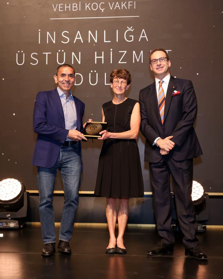 <p><br />
Prof. Dr. Uğur Şahin ise kendilerine ilk kez ödülü kabul etmek isteyip istemedikleri sorulduğunda çok mutlu olduklarını belirterek, "En başta tek bir kişiyi kurtarmayla başladık. Bireyselleştirilmiş tıp ile insanlığı kurtarmayı başardık. Tek bir insanı kurtarabilirseniz, insanlığı da kurtarabilirsiniz. Ben de buna benzer bir alıntıyı paylaşmak istiyorum: Bir kişiyi eğitebilirseniz, insanlığı da eğitebilirsiniz." şeklinde konuştu.</p>
