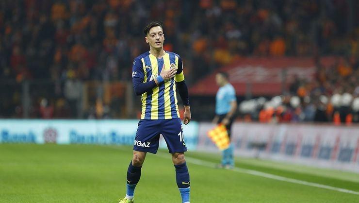 <p><span style="color:#B22222"><strong>Mesut Özil, Fenerbahçe’yi takipten çıkardı!</strong></span></p>

<p>Fenerbahçe'de kadro dışı bırakılan Mesut Özil'den flaş bir hamle geldi. Tecrübeli futbolcu, sosyal medya hesaplarından Sarı Lacivertli kulübü takibi bıraktı. 33 yaşındaki yıldızın bu hareketi sonrası takımdan ayrılacağı iddiaları güçlendi.</p>
