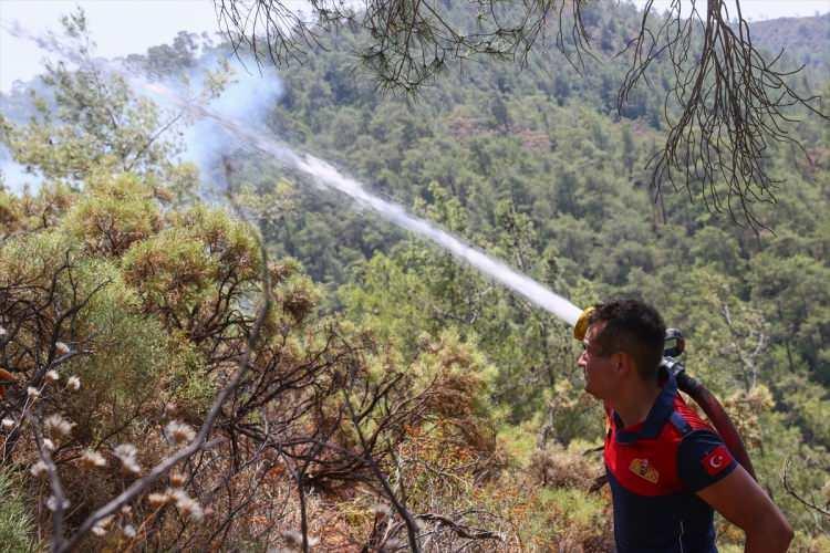 <p>Kadınların içinde olduğu gönüllü grup, orman işçilerine hortum taşıyarak sarp arazide yangını söndürmek için aralıksız çalışıyor. .</p>
