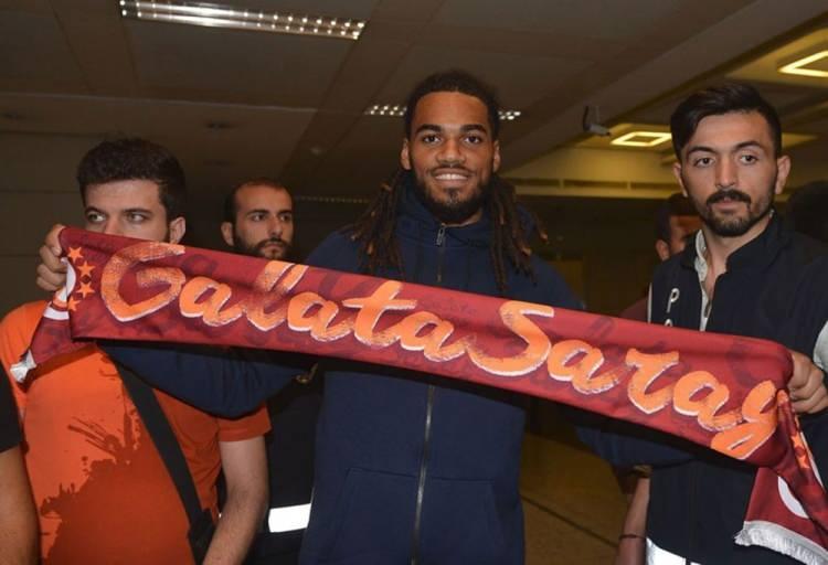 <p><strong>DENAYER'DE FARK 2 MİLYON EURO!</strong></p>

<p>Galatasaray transfer için pazarlıklarını sürdürüyor. Görüşmeler için İstanbul'a gelen Jason Denayer, 4 yıllık sözleşme karşılığı Galatasaray'dan toplam 10 milyon Euro istedi. Sarı-kırmızılılar, imza parası dahil her sezon 2 milyon Euro teklif edecek. (HÜRRİYET)</p>
