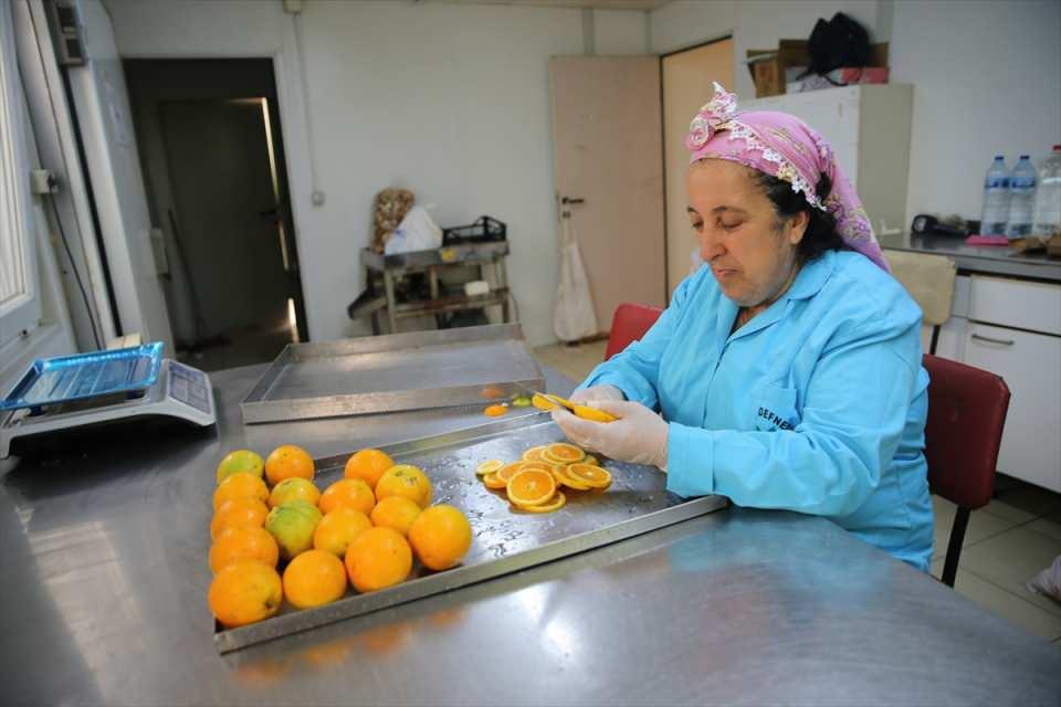 <p>Bu yılın ilk 5 ayında 2 tona yakın portakal kurusu elde ettik, ortalama 6-7 kilogram yaş portakaldan bir kilogram meyve kurusu elde ediyoruz."</p>
<p> </p>