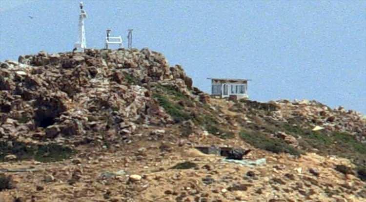 <p><strong>Adanın söz konusu bölgesinde 4 baraka bulunduğunu, iki anten ve iki jeneratör de göründüğünü anlatan Tokmakoğlu, şöyle konuştu:</strong></p>

<p> </p>

<p>"Buranın elektriği, suyu var, 20 kişiye kadar insan barınıyor. Silah deposu, uçaksavar, tel örgü, iki tane helikopter iniş yeri, gemi bağlanma yeri var. Bayrağını yapmış. Burada bunları Lozan Antlaşması'nın ihlalinin açık delili olarak görüyoruz. </p>
