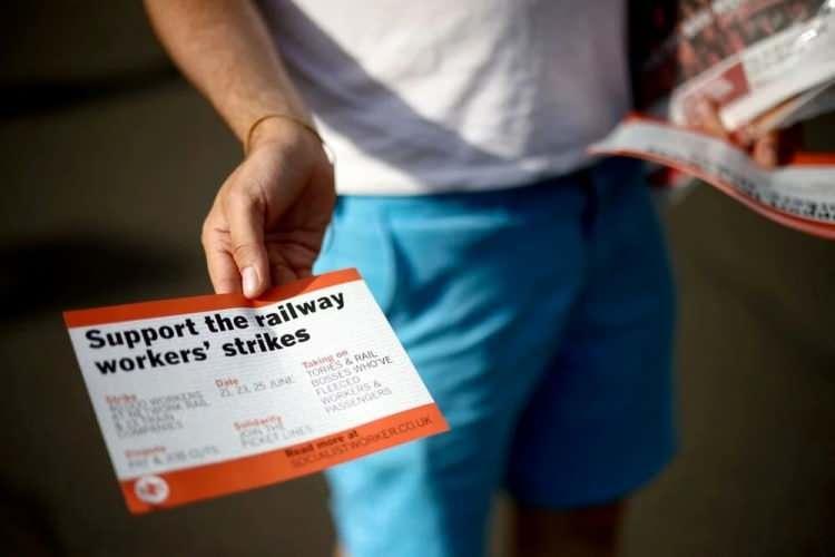 <p>Network Rail'deki Demiryolu, Denizcilik ve Ulaştırma (RMT) birliğinin binlerce üyesi ve 13 tren operatörü Salı, Perşembe ve Cumartesi günleri yürüyecek.</p>

<p> </p>
