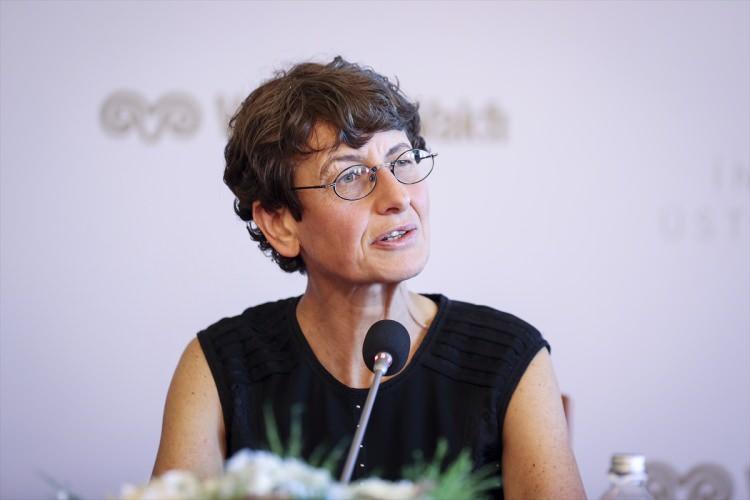 <div>Basın toplantısında gazetecilerin soruları yanıtlayan Prof. Dr. Özlem Türeci, çalışmalarına ilk başladıkları andan itibaren planlarının "insanlığa hizmet etmek" olduğunu belirterek, kanser için ilaç ve yenilikçi tedavi yöntemleri geliştirmek için çalıştıklarını söyledi.</div>
<div> </div>
<div>Bilimsel çalışmalar için artık daha fazla ekonomik imkanlarının bulunduğunu aktaran Türeci, sözlerini şöyle sürdürdü:</div>
<div> </div>
<div>"Bizim sorumluluk duyduğumuz kanser hastaları ile ilgili hissettiğimiz sorumluluk arttı. Geliştirdiğimiz bilimin artık başka ciddi hastalıklara da hizmet edebileceğini düşünüyoruz. Sıtma, tüberküloz, otoimmün gibi hastalıklarla ilgili çalışmalar yapmak, biraz daha genişlemek istiyoruz. Hem dünyanın başka coğrafyalarına hem de başka hastalık dallarında genişlemek istiyoruz. Bunu sürdürülebilir yapmak istiyoruz. Bu gayretlerimiz bir bileşen etkisi yapacaktır. Yavaş yavaş çalışmalarımızı ilerleteceğiz."</div>