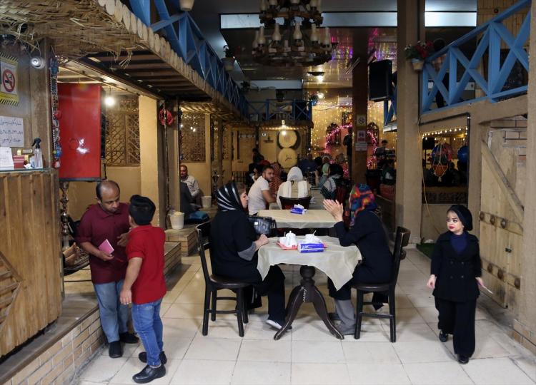 <p>İran’ın başkenti Tahran’da faaliyet gösteren, canlı müziğin de yapıldığı "Cüceler Restoranı" halktan ilgi görüyor.</p>
