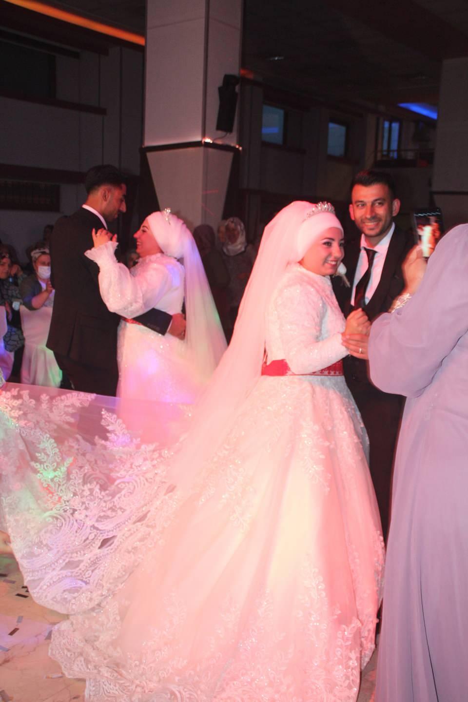 <p>Elif Muti, en mutlu gününü ikizi ile paylaştığını belirterek, "İlk ben eşimle tanıştım sonra kardeşim Elvan eşimin kuzeniyle tanıştı. Biz ikiziz eşlerimiz de dayı hala çocukları.</p>

<p> </p>
