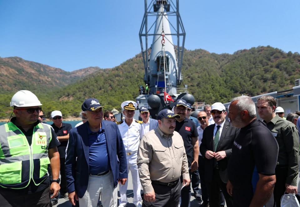 <p><strong>'DAHA GÜVENLİ, HIZLI VE DÜŞÜK MALİYETLİ'</strong></p>

<p> </p>

<p>Bakan Varank, "Açılışı gerçekleştirilen DATA, Gür ve Preveze sınıfı denizaltılarda kullanılan fırlatma sistemlerine özdeş bir yapıda kurgulandı. Test edilen sistem, bir denizaltıya ihtiyaç duyulmadan her koşulda güdümlü birçok mühimmatın kullanılmasını, entegre edilmesini, geliştirilmesini kolaylaştırıyor. Karadan, uzaktan kontrol edilebilen sistem, çok sayıda sensörü ile güvenli ve kontrollü bir test ortamına imkan sağlıyor. 21 inç standart denizaltı kovanına sahip sistem, test atışlarının denizaltılarla aynı şartlarda ancak daha güvenli, hızlı ve düşük maliyetli olarak gerçekleşmesini sağlıyor" dedi. </p>
