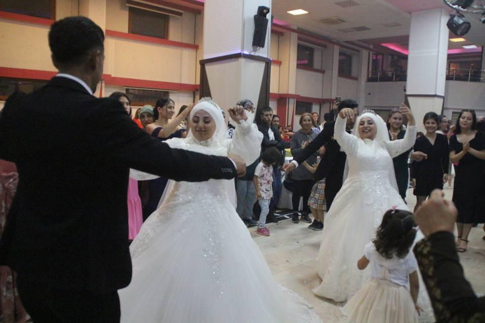 <p>Elif Muti'nin eşi Emrah Şahin de "Bir arkadaş vasıtasıyla tanıştık, evlenme kararı aldık ancak pandemi dolayısıyla erteledik. </p>
<p> </p>