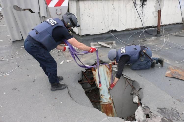 <p>Bombanın isabet ettiği yerde infilak etmesi durumunda binayı yerle bir edebilecek güçte olduğu belirtildi.</p>