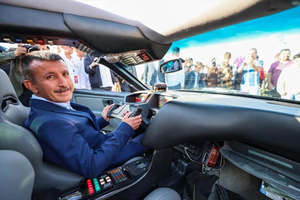 <p>Fikir ilk ortaya çıktığında bu kadar ilgi göreceğini tahmin etmediklerini dile getiren Balcı, "Böyle tarihi bir mekanda klasik otomobilleri ağırlamak bizim için ayrı bir onur. Bu yıl ilkini yapıyoruz, eksiklerimiz hatalarımız olabilir ama inşallah bundan sonra, buradan aldığımız notlarla daha büyüğünü, daha iyisini yapacağız." dedi.</p>
<p> </p>